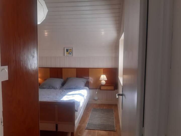 Accessible de la cuisine, la chambre  "un" 