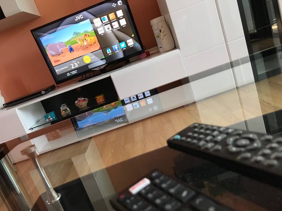 Smart TV with netflix.