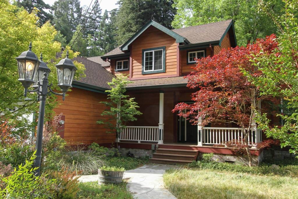 Large modern chic' home nestled among the redwoods within close proximity to downtown Guerneville and