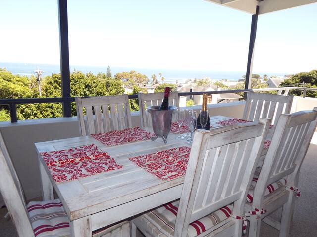 Llandudno Beach Walk. 2 min to beach. gallery image 2