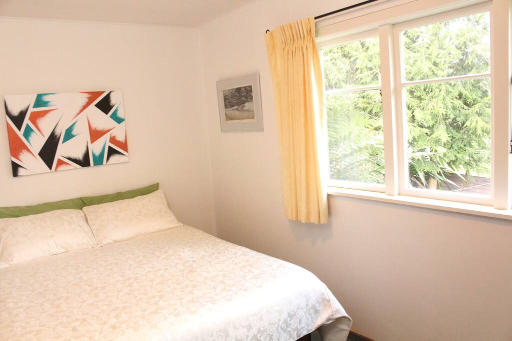 Queen room with garden view.