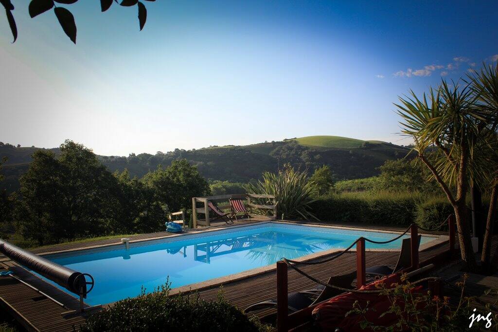 Piscine avec vue sur les collines d'Arberoue