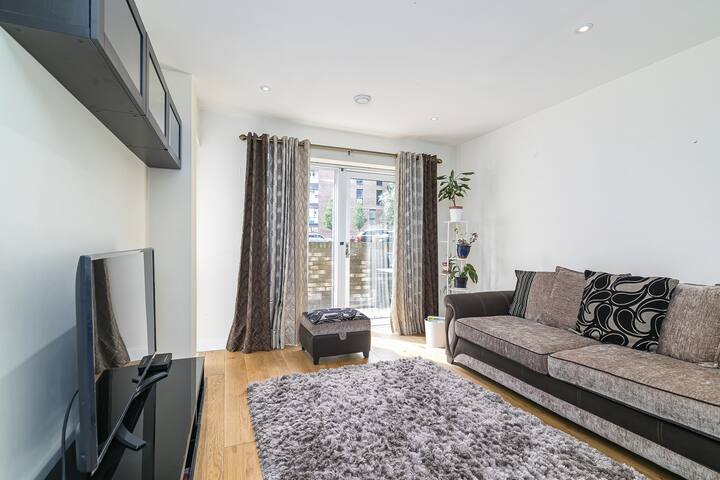 Gorgeous 3BR 3BA- O2, EXCel, 20-min Central London gallery image 4