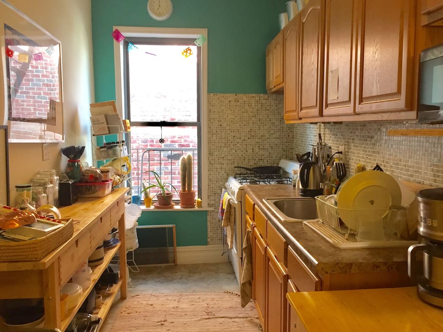 Full kitchen with cooking utensils, coffee maker, electric kettle, juicer, blender, and microwave available for use.