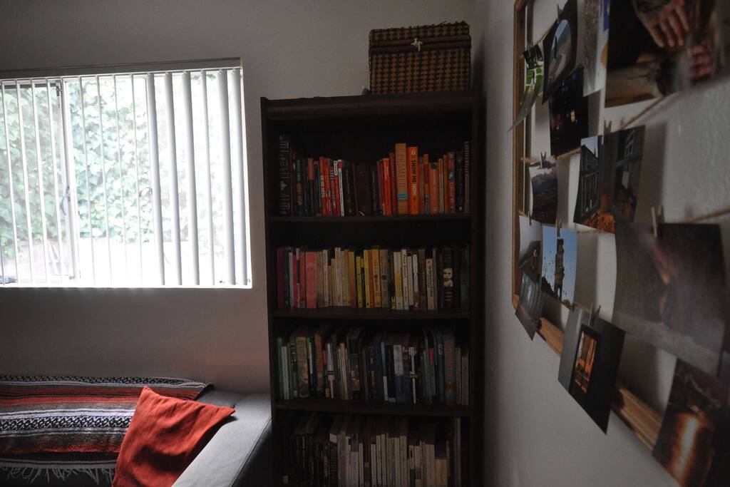 Browse our bilingual library.