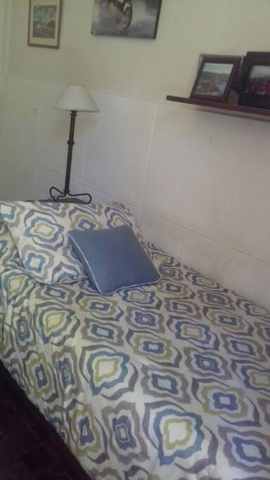 cama marinera 1 plaza , mesita de luz, escritorio y con puerta ventana que da al jardín de la casa .