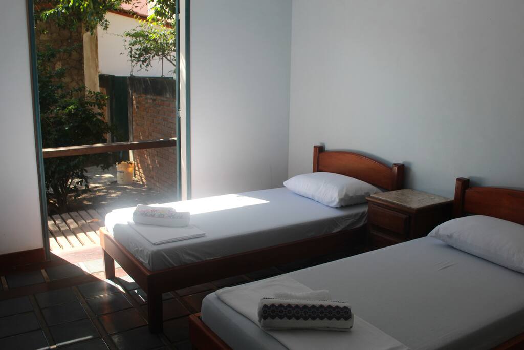 QUARTO SOLTEIRO COM VARANDA