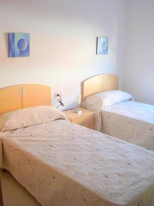 El dormitorio segundo cuenta con 2 camas individuales y una mesita de noche. Las sabanas son incluidas.