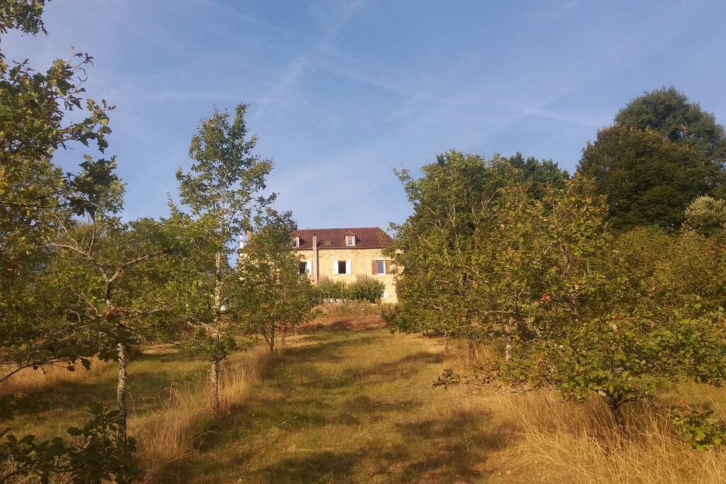 La maison surplombant la truffière.