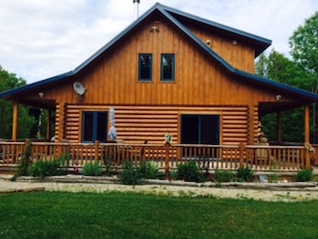 Master Bedroom #3-Cozy Log House Colpoys Bay