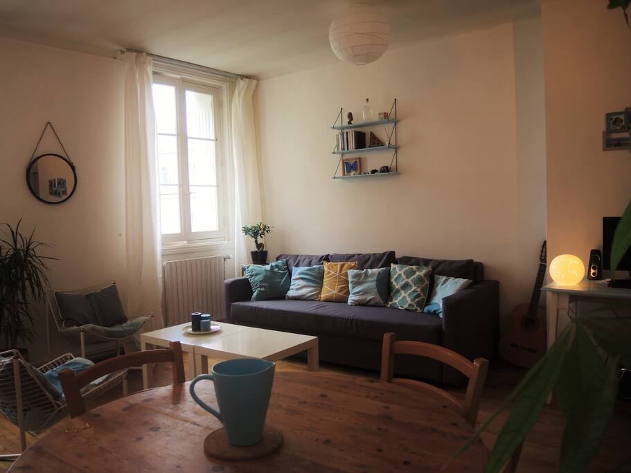 le salon, très lumineux, avec de la place pour se prélasser en couple ou entre amis.
