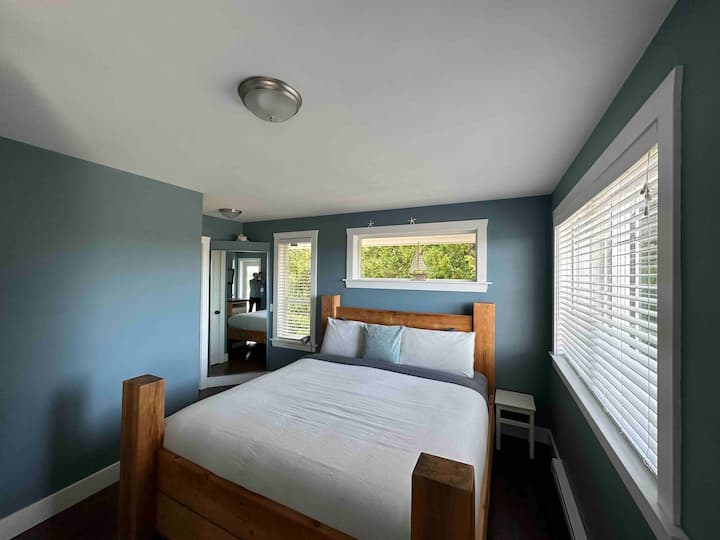 Master Bedroom w/ Poi