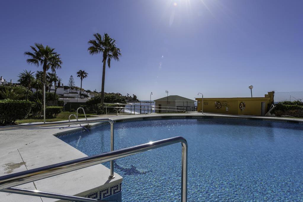 Una de las piscinas rodeada de jardines justo delante del mar