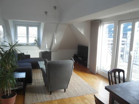 Leistungsstarkes Airbnb: Bright duplex apartment, central location & air conditioning in Düsseltal