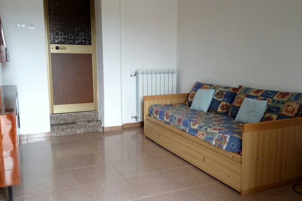 Entrata, con mobile, e divano letto.