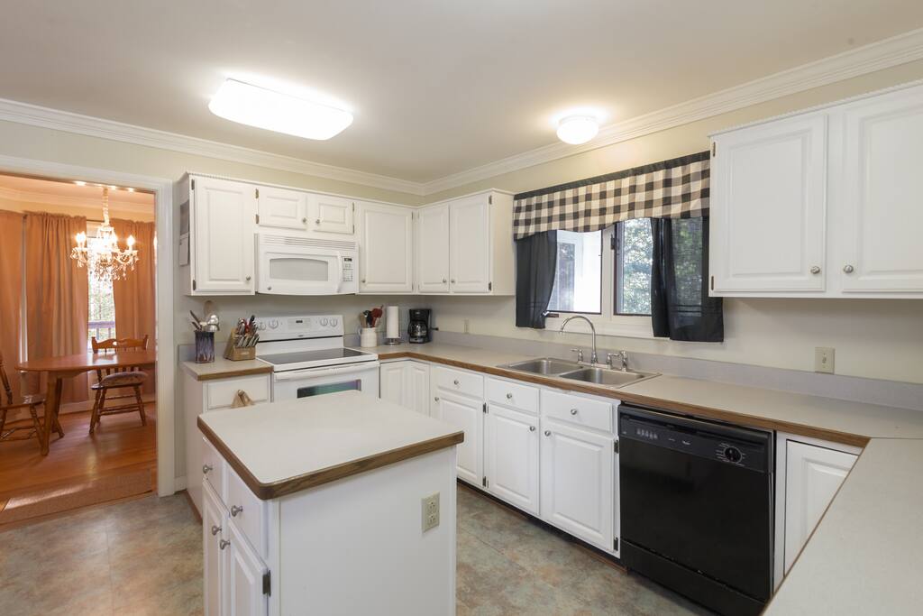 Great kitchen for team cooking! Full use of appliances and utensils.