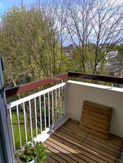 little deck outside for smoking