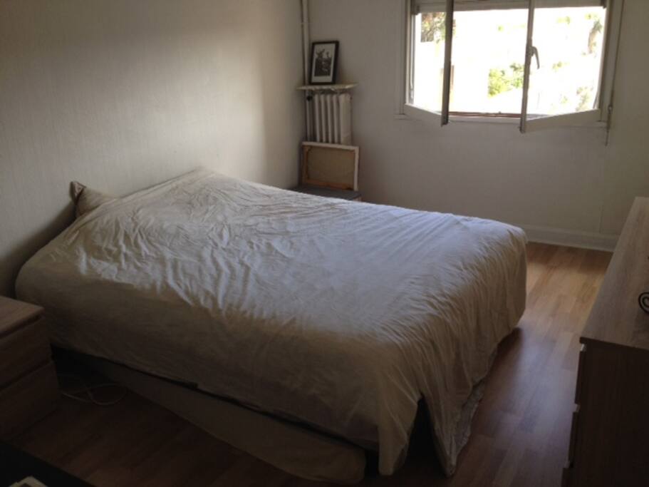 Chambre spacieuse avec lit XL.