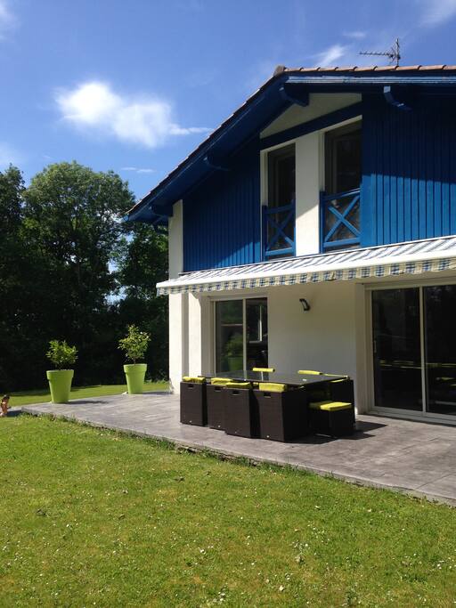 Terrasses devant la maison avec piscine en contre bas