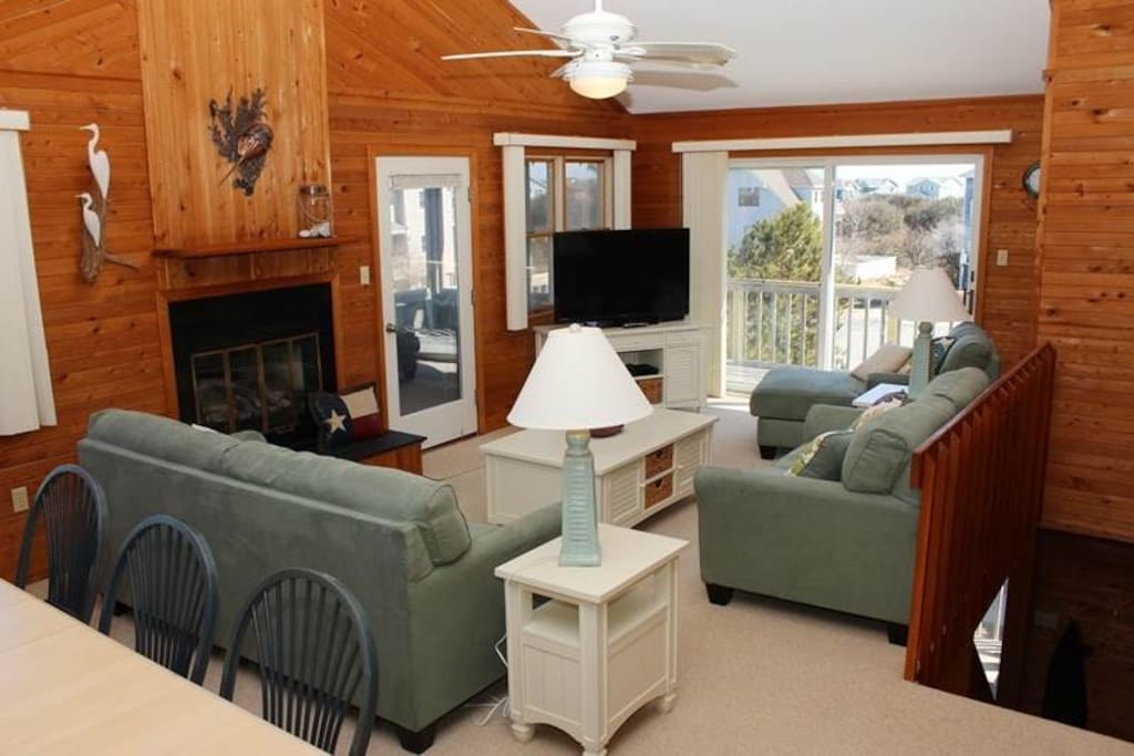 Couch,Furniture,Lamp,Table Lamp,Indoors