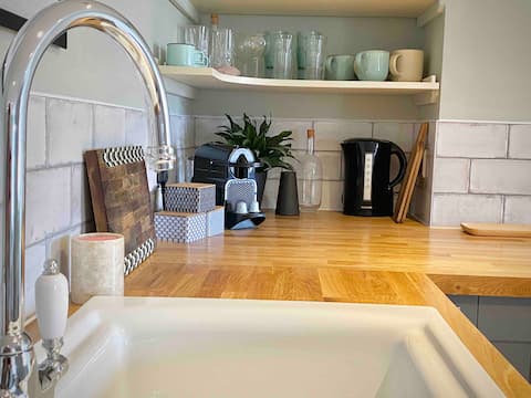Popular Airbnb listing: Central Bath - Gorgeous Loft Apartment (TLA) in Bathampton