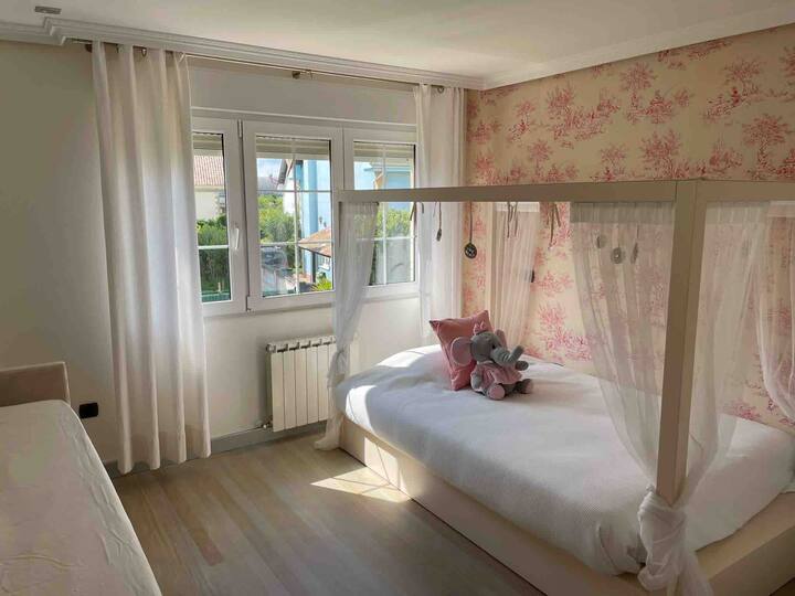 Dormitorio planta 1. Cama matrimonio y dos camas de 90