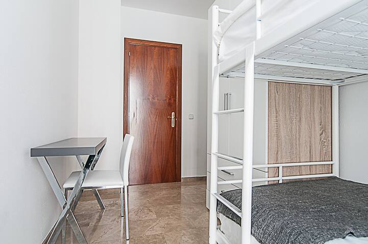 Sleeps 20 off Paseo de Gracia gallery image 3