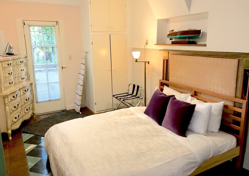 The studio now features a queen sized real bed with matching bed and bath linen - June 2017