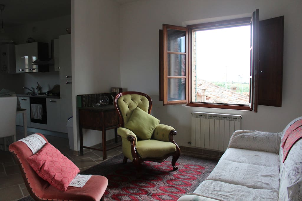 Salone con vista su Montalcino / living room with views on Montalcino