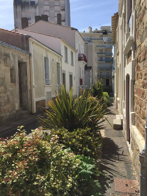 Rue des Buandières avec sa plage juste au bout