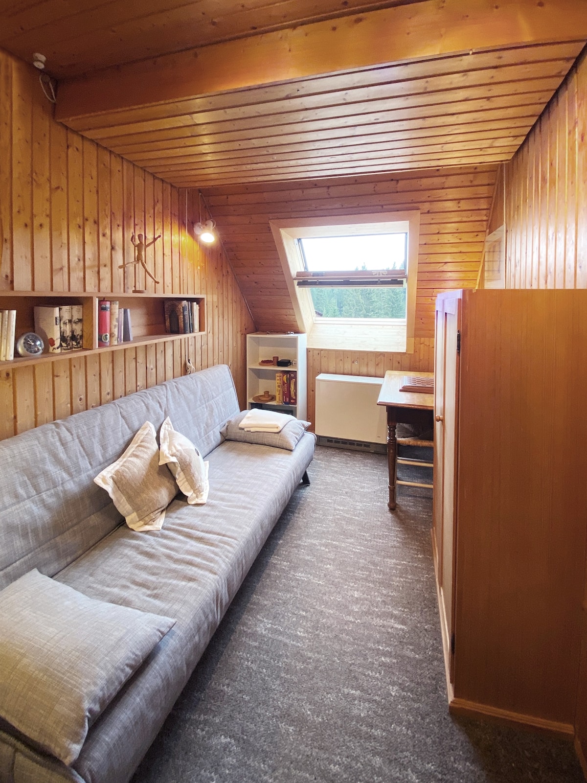 Dormitorio con sofá cama