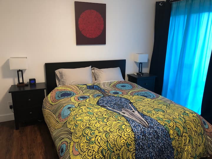 Matrac veľkosti Queen Casper.  Zásuvky a nabíjačky na oboch nočných stolíkoch s káblom blesku.