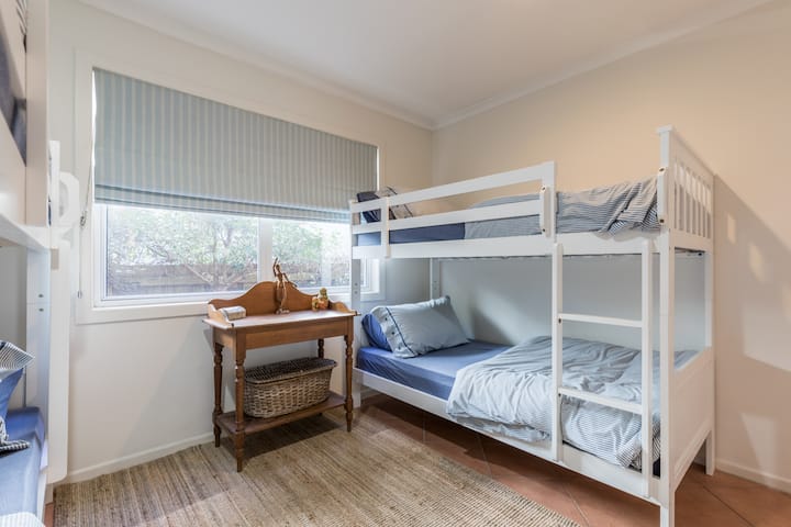 غرفة النوم رقم 4 - غرفة بطابقين تتسع لأربعة أشخاص. إرشادات السلامة - يجب أن يكون عمر الأطفال 9 سنوات للسرير العلوي. 