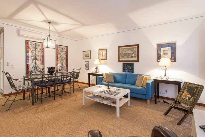 Elegante em Alfama com Pátio e Estacionamento.