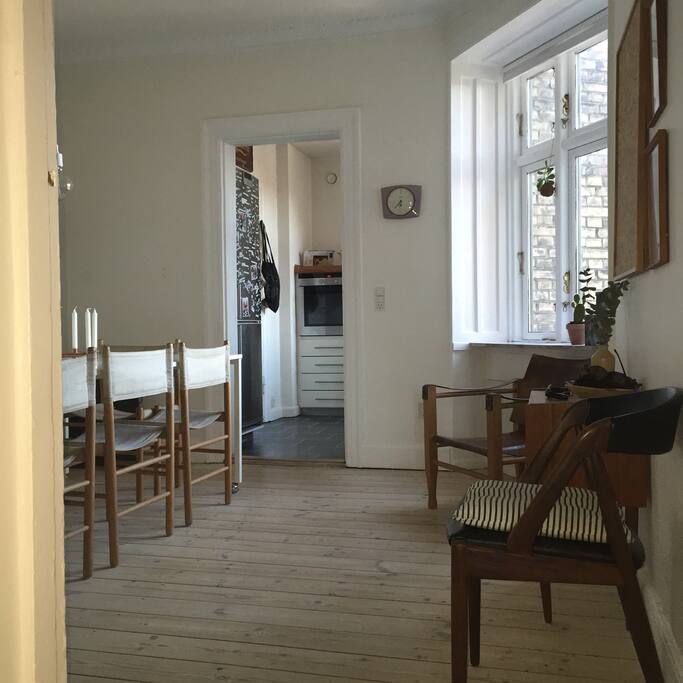 Dining room with room for up to 10 people around the table