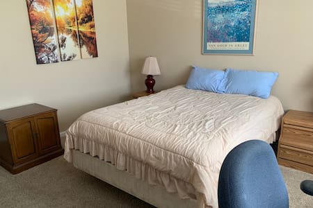 Peaceful Family Home Private Room & Breakfast #1