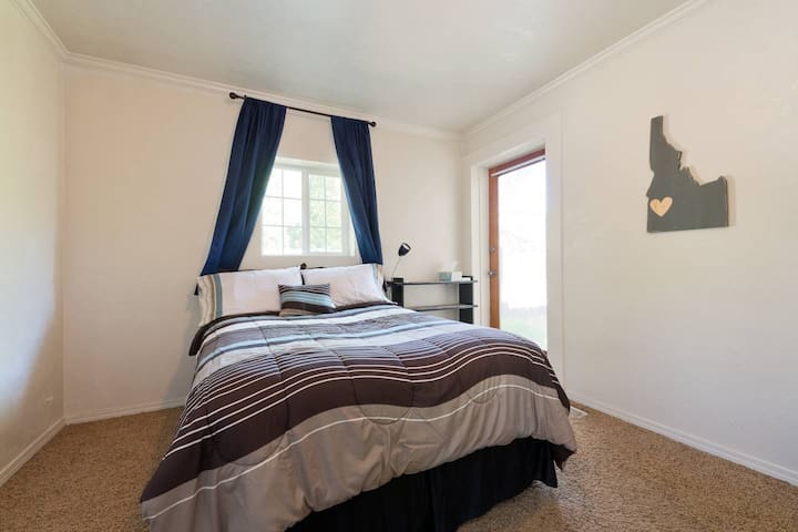Cozy room close to the Boise Greenbelt