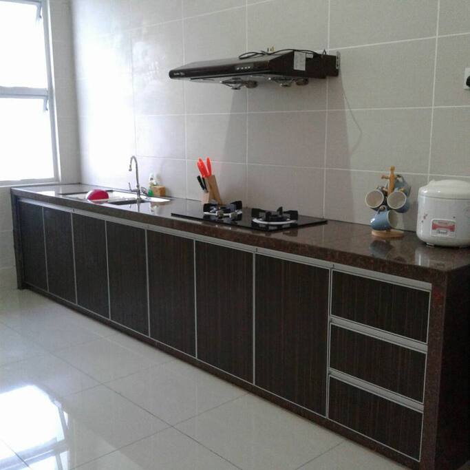 Ready-to-cook kitchen with hob & multi electric cooker & rice cooker