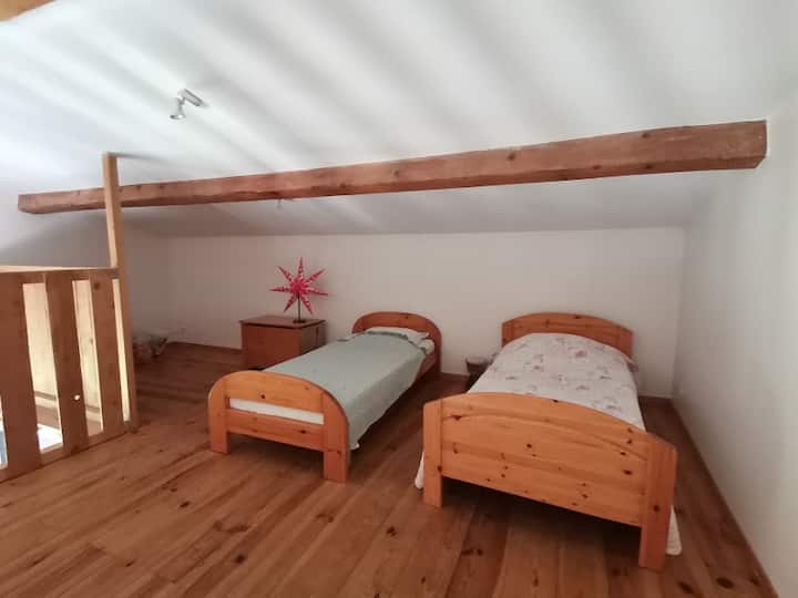 Dhoma e gjumit nr. 2 në papafingo me 2 krevate 90 x 190