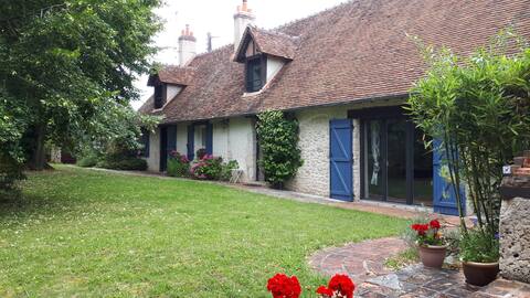 Family farmhouse near Châteaux, Beauval Zoo.