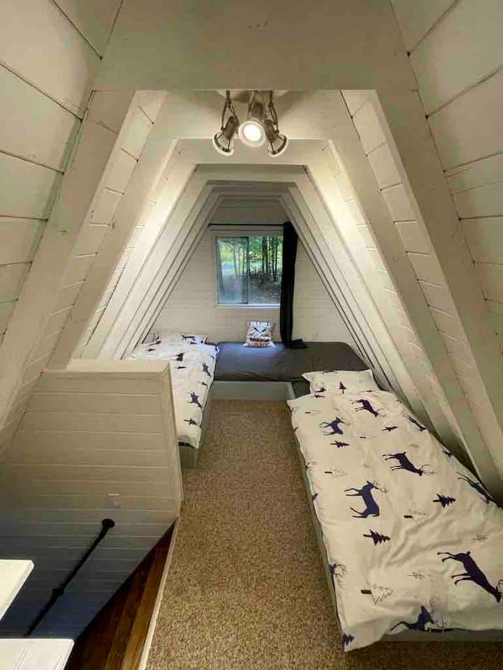 主乡村小屋-阁楼卧室，配有3张单人床