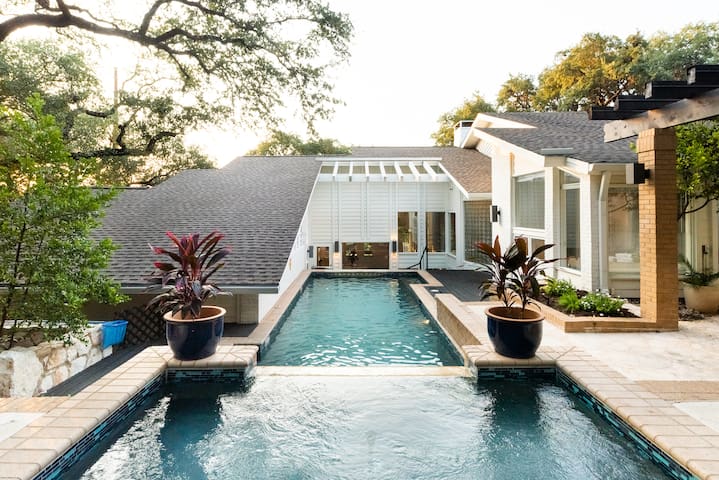 Contemporary Lake Austin Estate Near Downtown gallery image 3