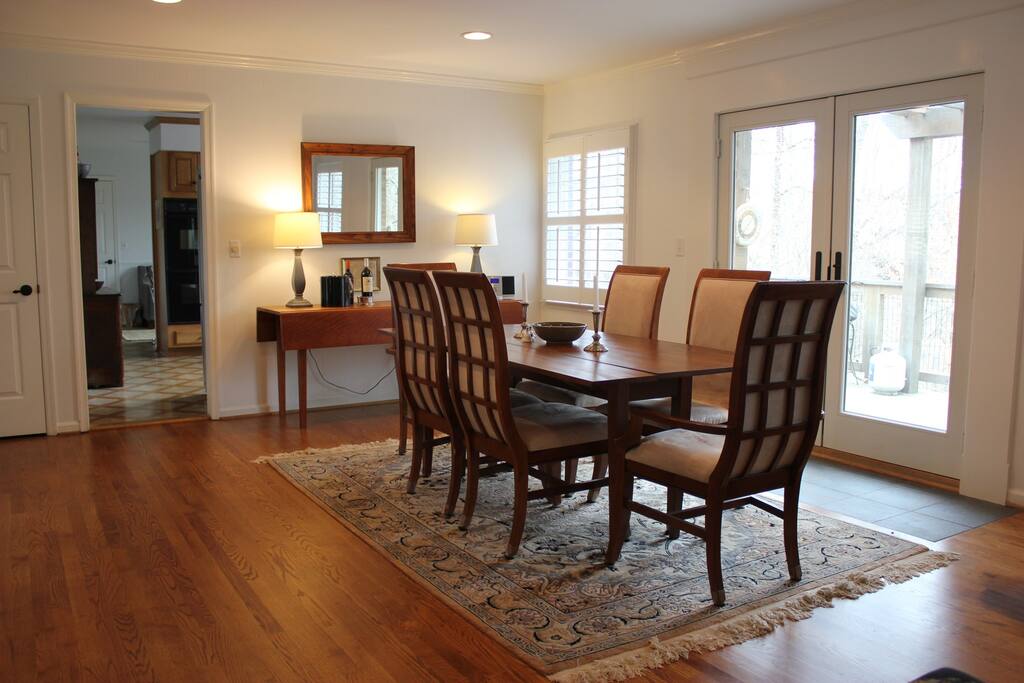 Dining Room w/seating for 8