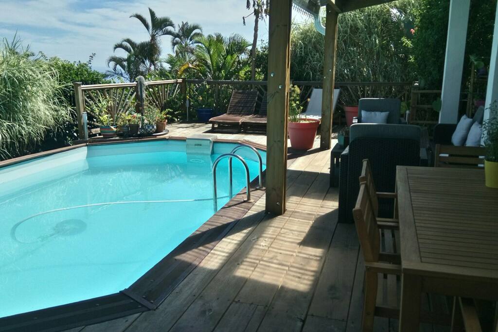 Piscine ensoleillée toute la journée.