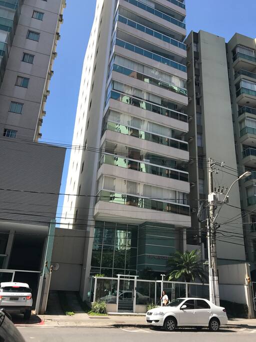 O edificio com 16 andares e 2 apartamentos por andar