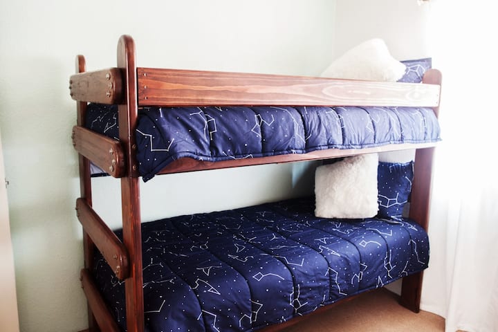 Kitanda cha watu watatu kilicho na kitanda cha mtu mmoja juu ya ghorofa, kitanda cha Queen chini na kitanda pacha chini 