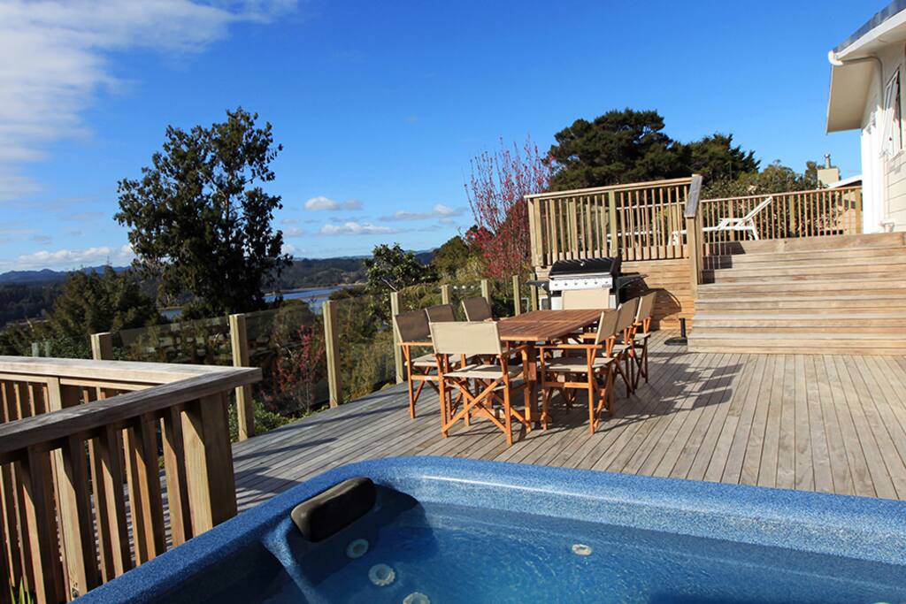 The Decks - Spa pool, outdoor dining, lounging