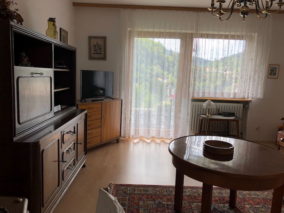 Wohnzimmer, mit Blick auf die Stadt