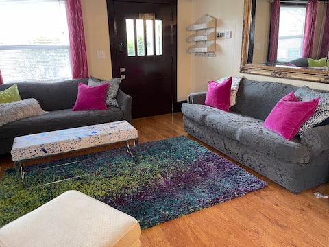 Craftsman on Main * Remodeled! * Walk to Village