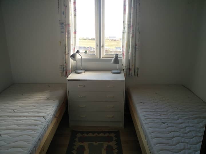 Dhomë gjumi me 2 krevate dhe dyshekë të rehatshëm
